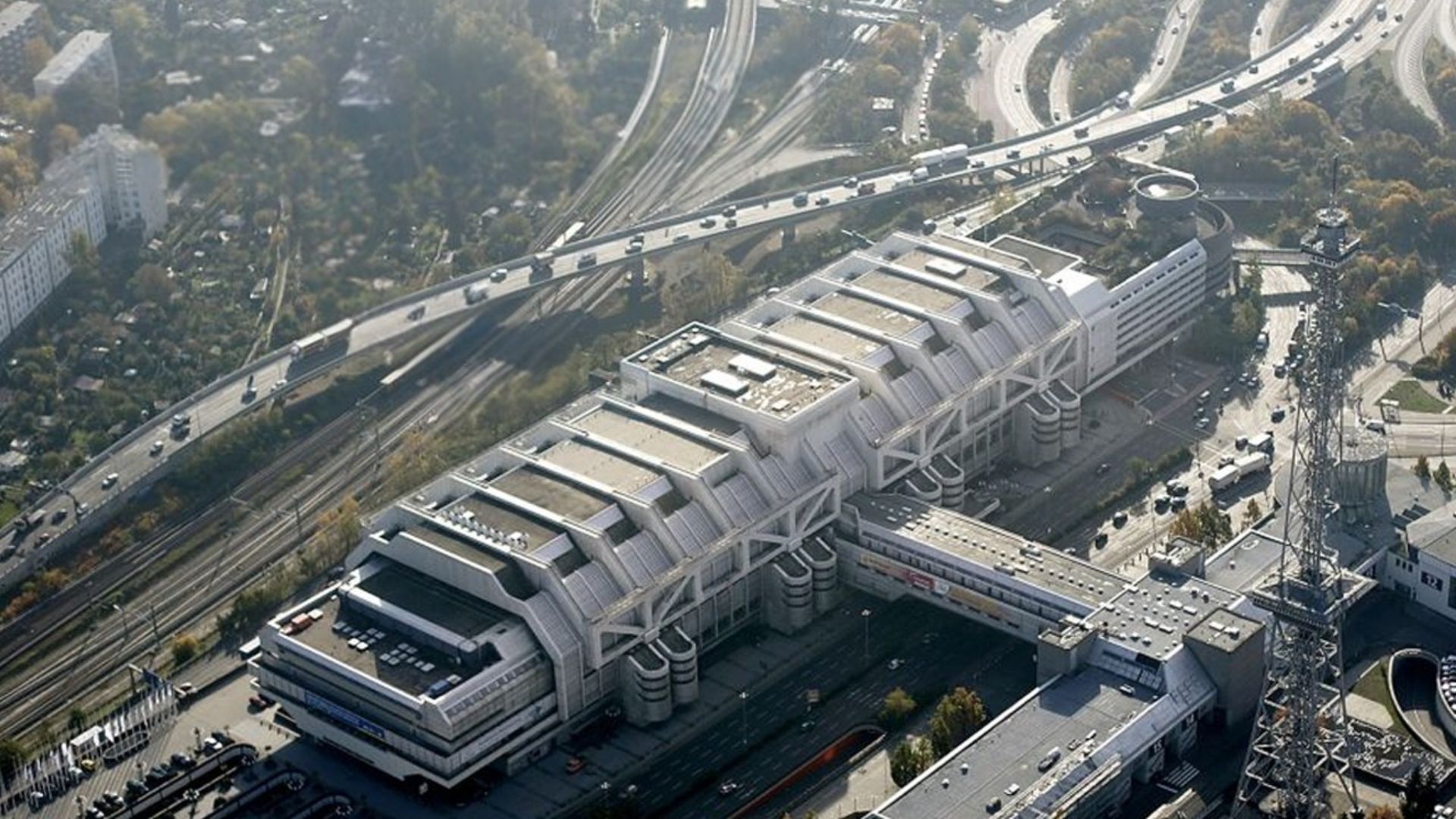 Um prédio nave espacial que custou 1 bilhão de marcos e foi um dos maiores centros de congressos da Europa está abandonado em Berlim; a cidade busca quem o reforme.