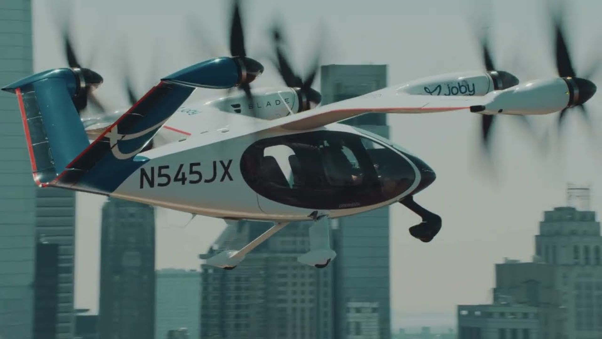 Táxi aéreo elétrico da Joby Aviation fez JFK-Manhattan em 10 minutos. Primeira demonstração pública em Nova York. Lançamento comercial previsto para 2026.