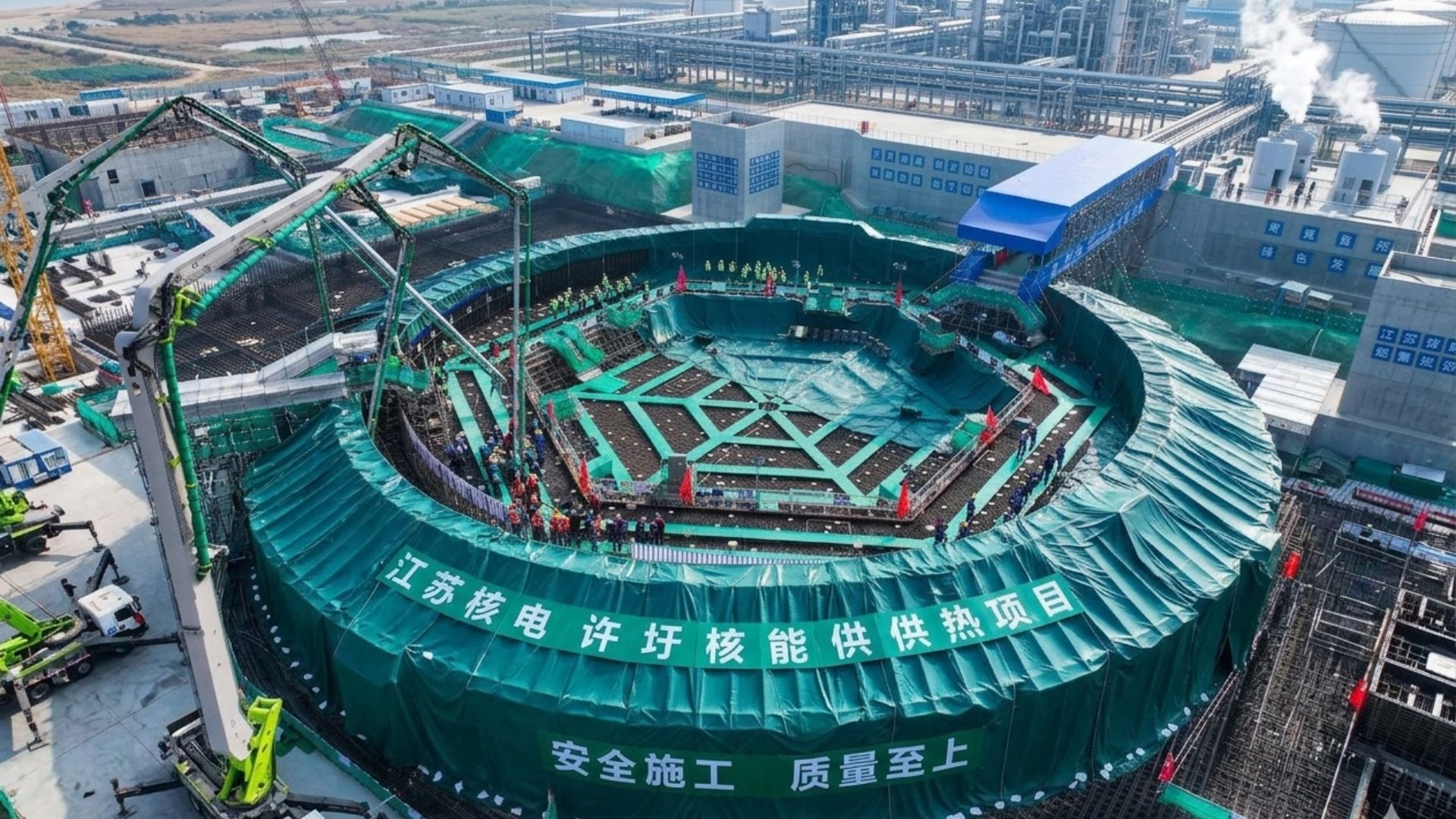 China inicia usina nuclear inédita com 3 reatores no mesmo complexo para gerar 11,5 bilhões de kWh e entregar 32,5 milhões de toneladas de vapor industrial por ano direto às refinarias petroquímicas sem transformar todo o calor em eletricidade primeiro.