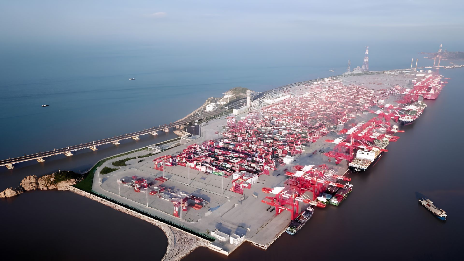 China constrói no mar um terminal automatizado de 2,23 milhões de m², equivalente a 312 campos de futebol