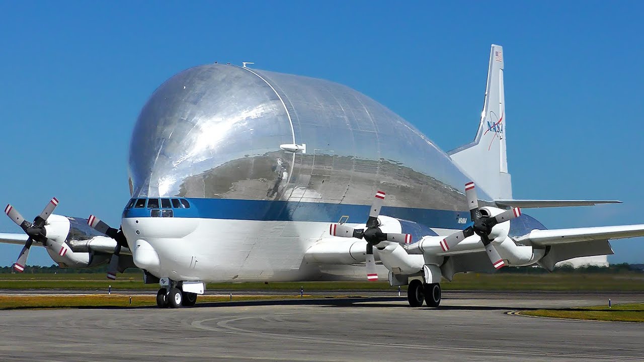Super Guppy da NASA parece impossível de voar, mas seu porão de 33,8 metros, fuselagem de 7,6 metros e nariz que abre 110 graus transportam peças gigantes que não passam por túneis, pontes nem estradas estreitas