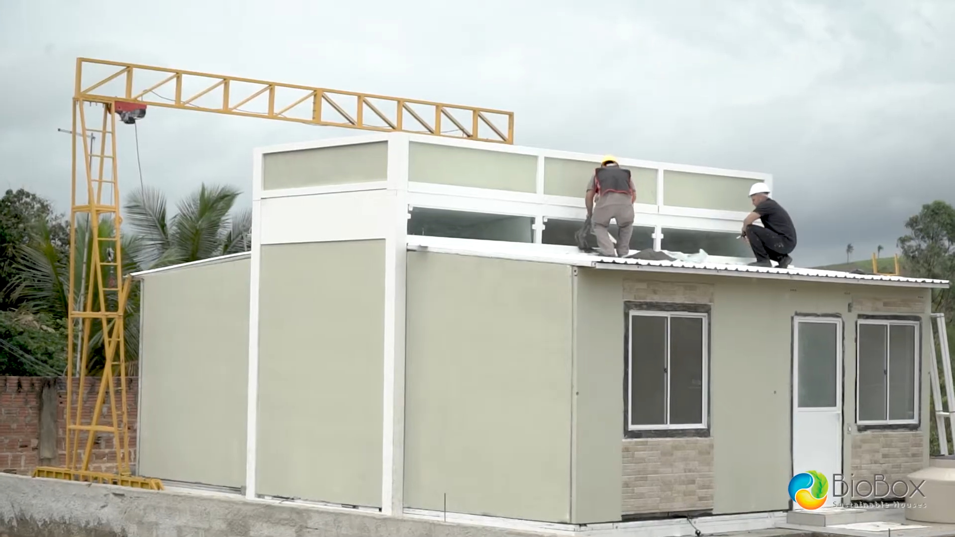 Uma empresa brasileira vende casas que chega pronta em caminhão e pode ser instalada em 8 horas: BioBox vende modelos de 53 m² a 115 m² com elétrica, hidráulica, banheiros e acabamentos feitos em fábrica