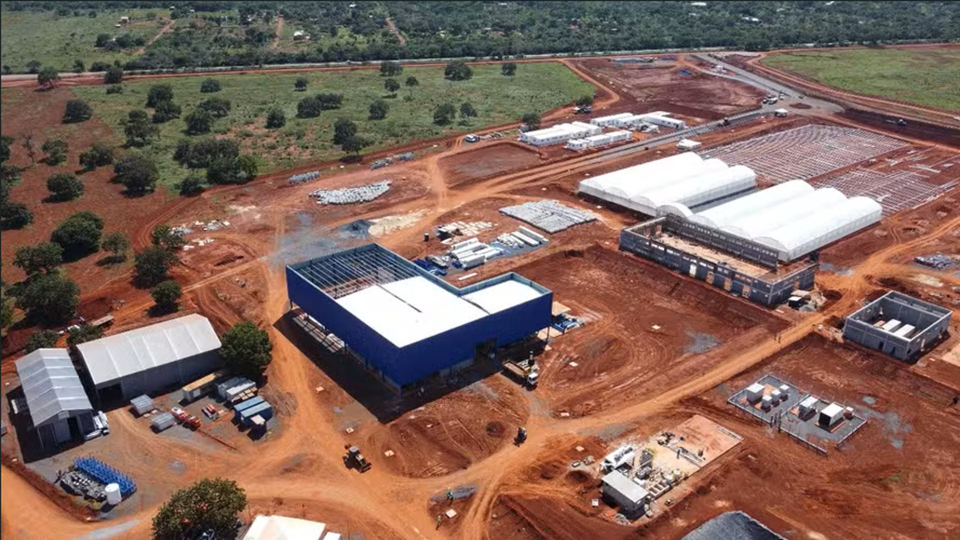 Vista aérea das obras da megabiorrefinaria da Acelen em São Francisco do Conde, na Bahia, com estruturas industriais em construção e áreas preparadas para produção de combustíveis sustentáveis.