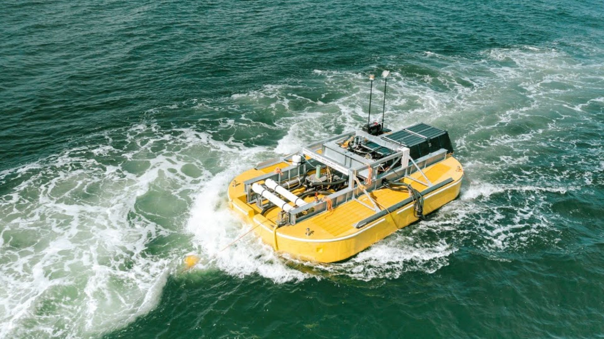 Até 50 mil litros de água doce por dia direto do oceano: boias de dessalinização movidas por ondas desafiam usinas tradicionais ao usar a pressão do próprio mar para transformar água salgada em água potável sem depender de energia elétrica em terra