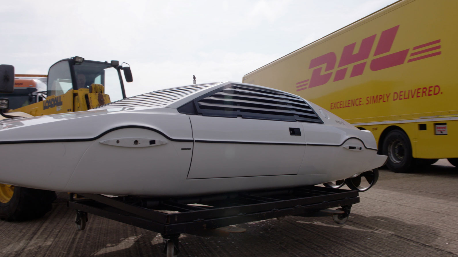 22 caminhões com elevadores hidráulicos para transportar mais de 130 relíquias originais de James Bond
