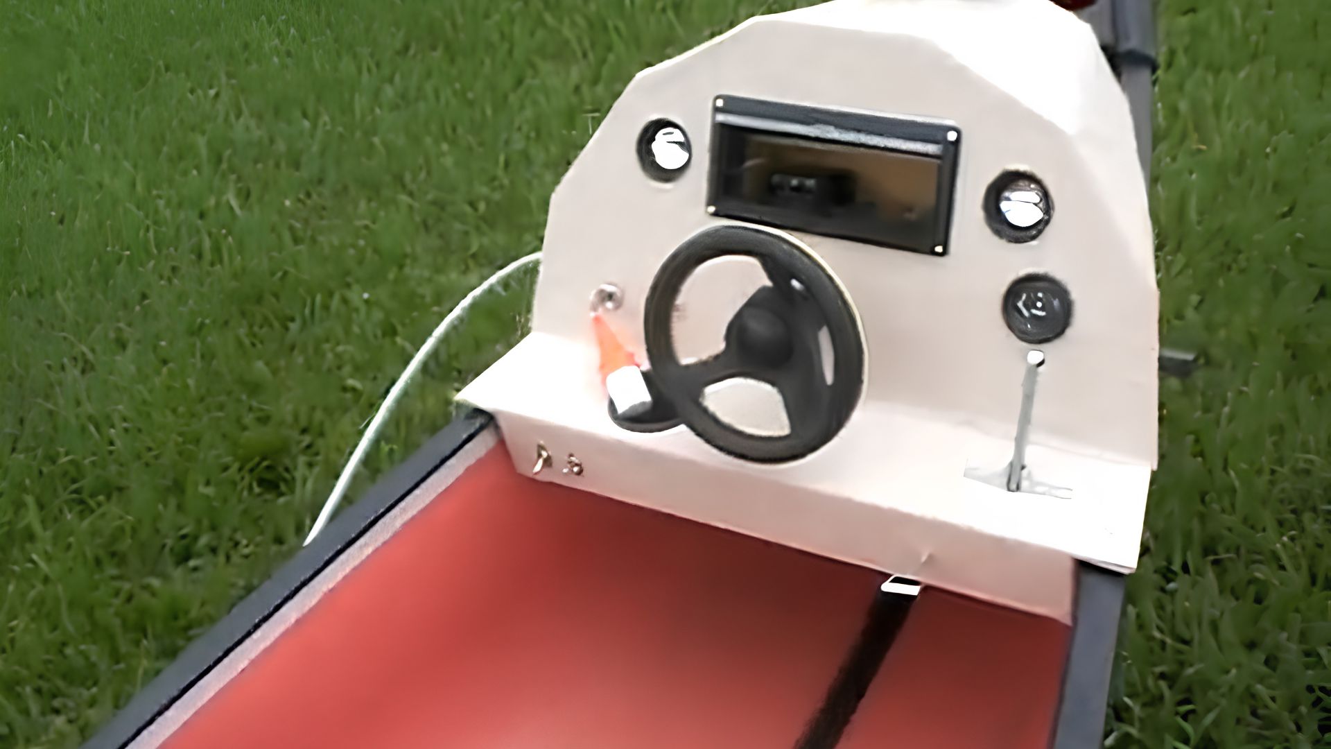 Uma canoa comum recebeu motor de cortador de grama, volante, acelerador e sistema de som para virar um “kart aquático” caseiro movido a gasolina