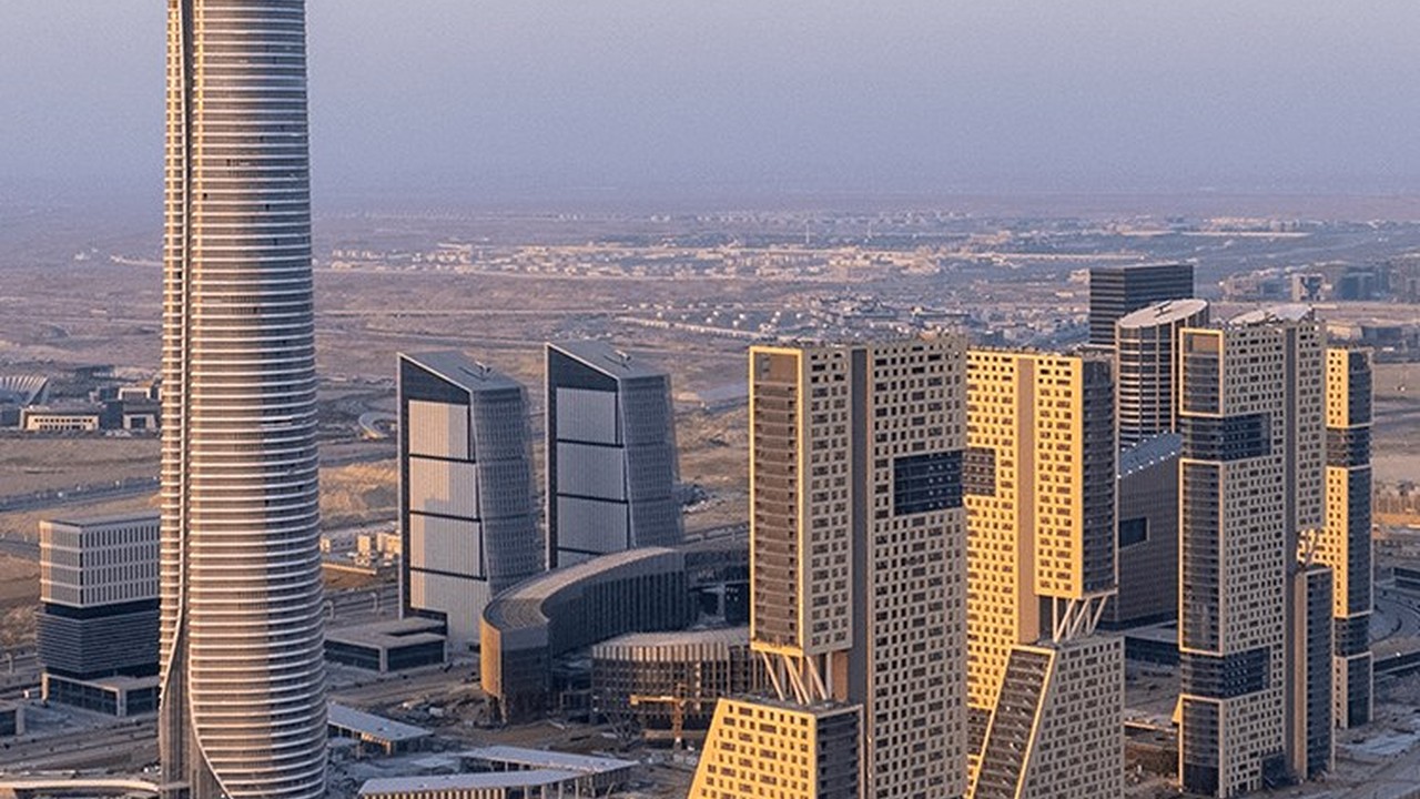 O Egito ergueu do zero no meio do deserto uma capital inteira, com a torre mais alta da África e a maior catedral do Ori