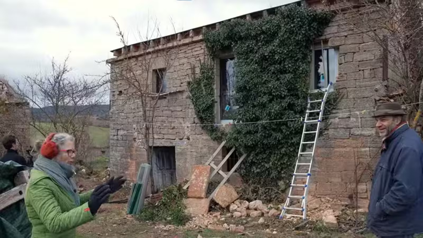 Casal compra vila abandonada