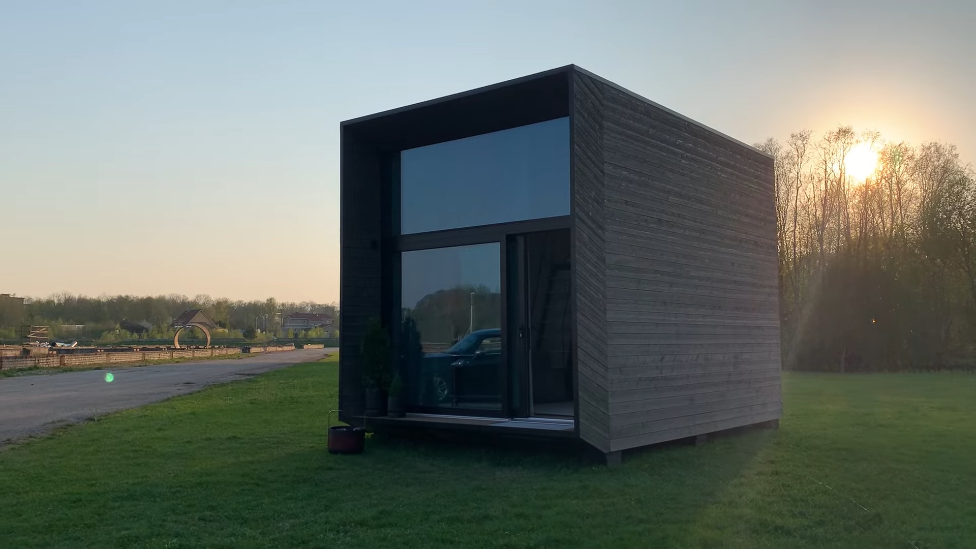Casa de concreto móvel da KODA desafia a alvenaria tradicional ao chegar pronta, ser instalada em 7 horas e poder ser desmontada quando o dono quiser mudar de endereço