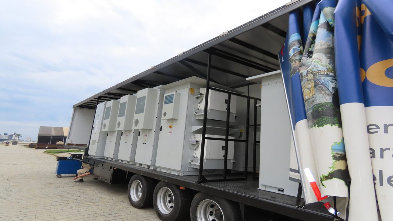 Sistema móvel de armazenamento de energia da Celesc instalado em semirreboque com módulos de baterias recicladas utilizados para manter o fornecimento elétrico durante manutenções na rede.