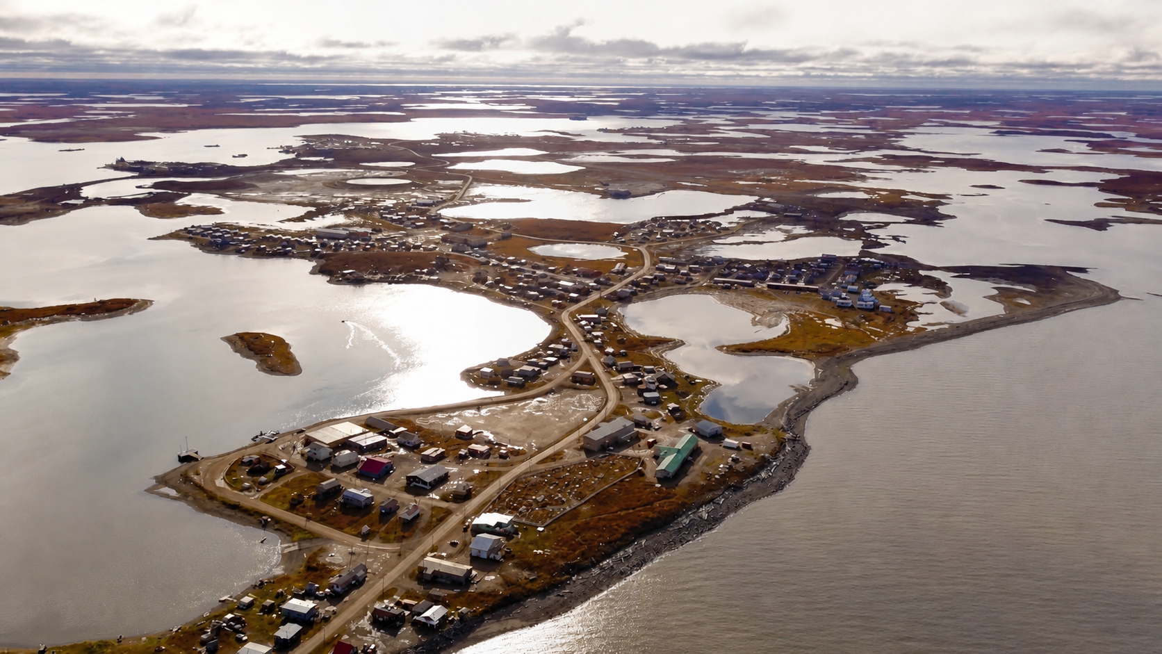 Cidade do Ártico que perde até 2 metros de terra por ano entra em contagem regressiva contra o degelo do permafrost: Tuktoyaktuk tenta segurar casas, estradas e a própria barreira natural que pode ser rompida até 2050 com uma obra de contenção de US$ 53,7 milhões contra o avanço do mar