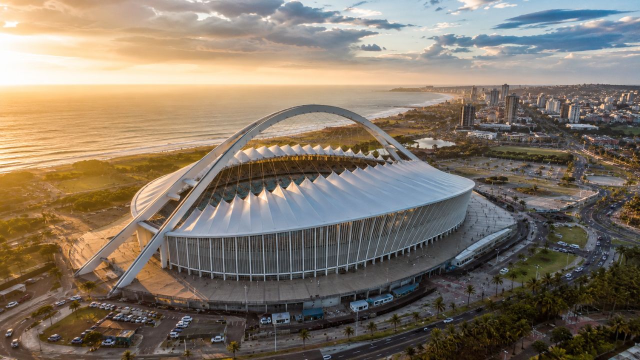 Moses Mabhida Stadium reúne arquitetura monumental, turismo de aventura e vista panorâmica em Durban, na África do Sul.