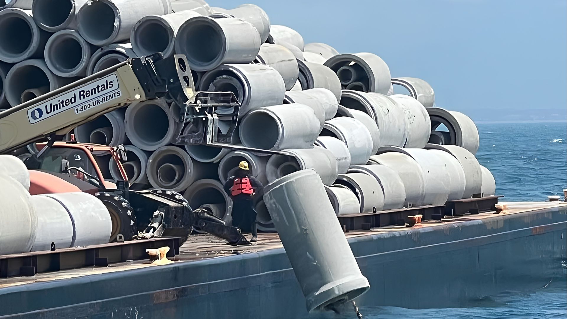 68 barcaças despejaram 80 mil toneladas de concreto de uma ponte demolida no Atlântico para transformar entulho gigante em oito recifes artificiais
