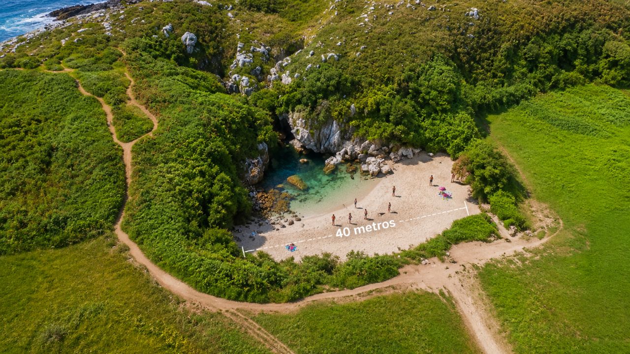 Praia de Gulpiyuri chama atenção na Espanha por surgir no meio de um campo verde, mesmo estando conectada ao mar.