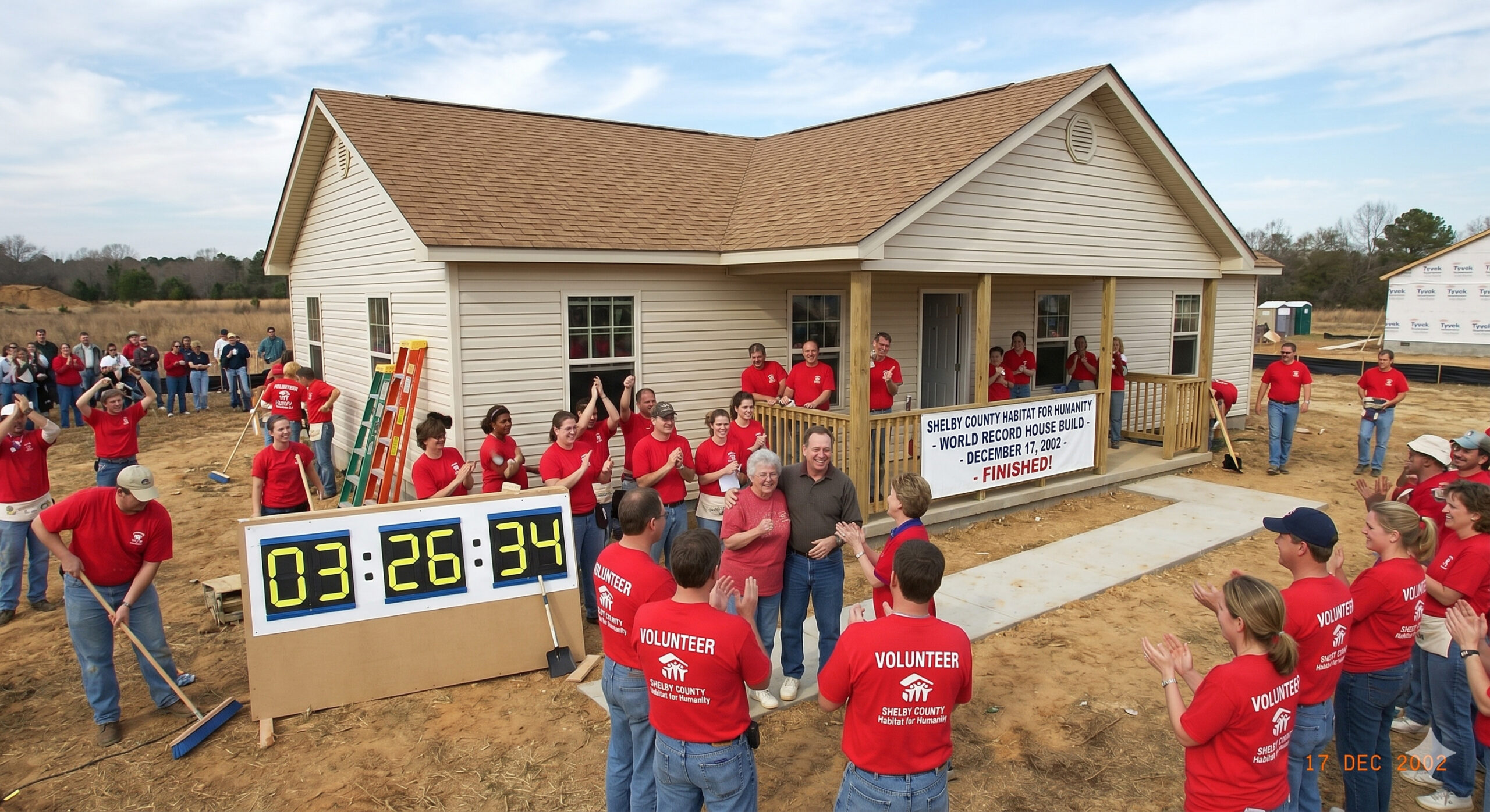 Em apenas 3 horas, 26 minutos e 34 segundos, voluntários no Alabama ergueram uma casa de 111 m² com 3 quartos, 2 banheiros, eletricidade completa e telhado de 6 toneladas, quebrando recorde mundial que nenhum outro país superou desde 2002