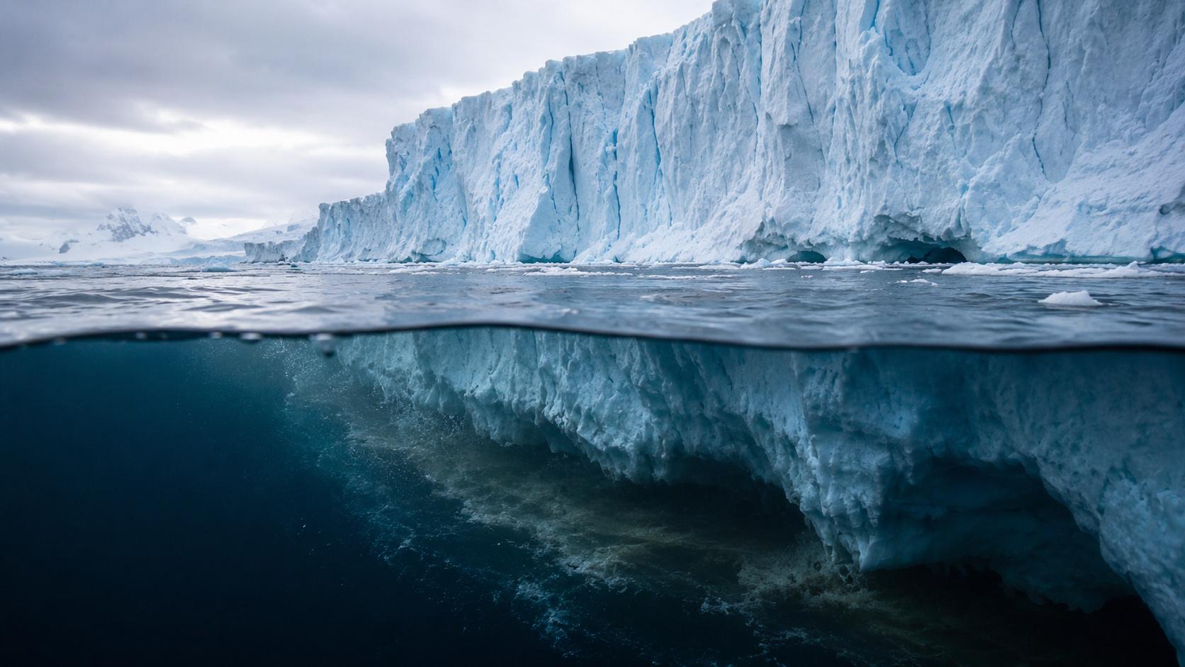 Água quente do Mar de Amundsen está corroendo a base de geleiras da Antártida Ocidental, enquanto Thwaites, Pine Island e Smith recuaram até 42 km, a Antártida perdeu cerca de 12.800 km² de gelo aterrado em três décadas e um setor com gelo suficiente para elevar o mar em cerca de 1,26 metro entra no radar dos cientistas.
