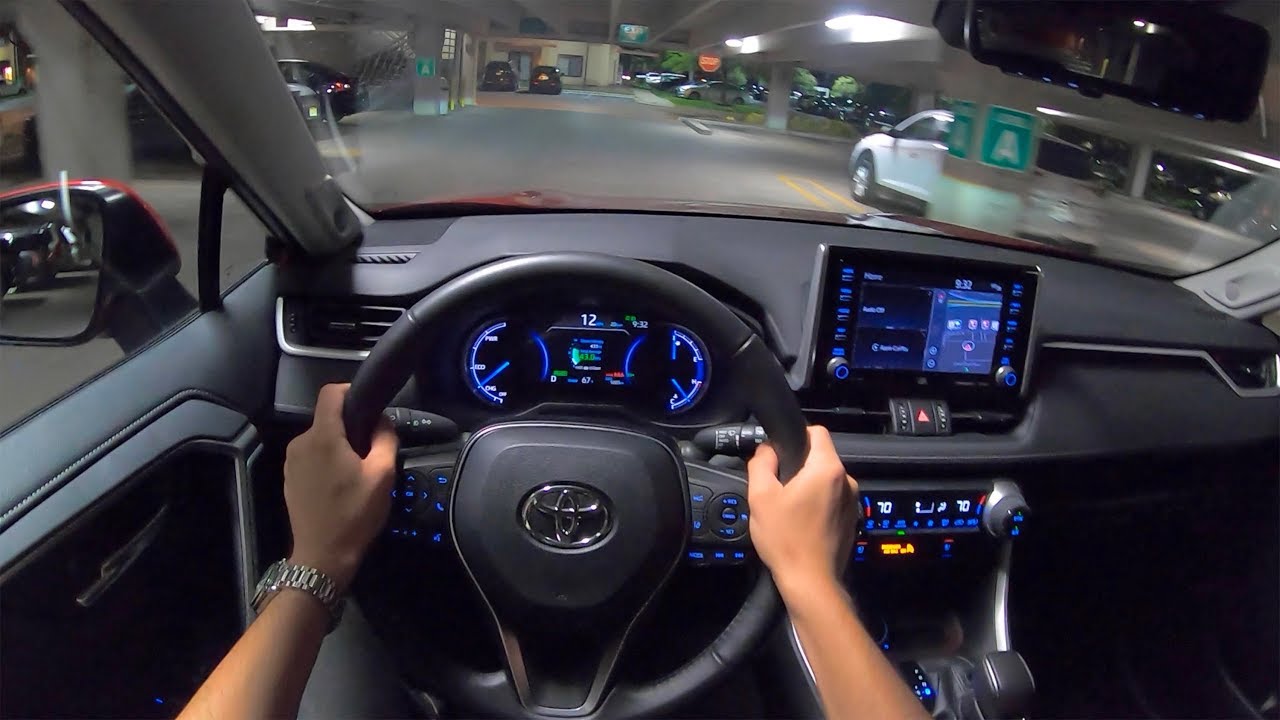 Maior que o Corolla Cross, com 222 cv, consumo híbrido que ainda impressiona e espaço de sobra para famílias, o SUV da Toyota que virou fenômeno global agora custa menos que muitos modelos zero km: RAV4 Hybrid 2019