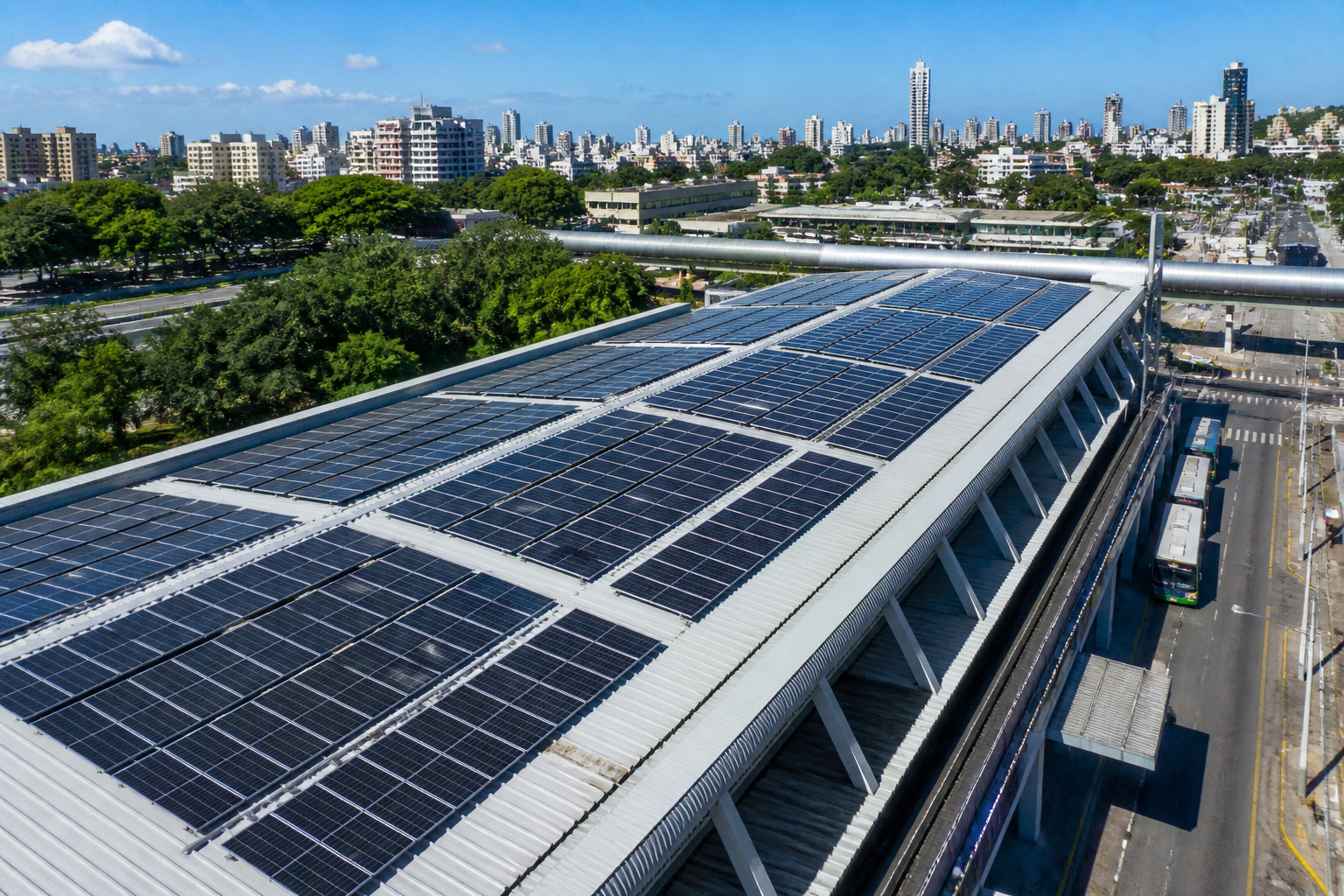 Painéis solares na cobertura da Estação da Lapa simbolizam avanço da energia renovável em prédios públicos de Salvador