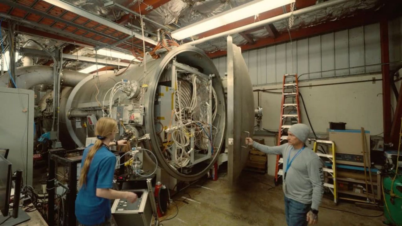 Engenheiros da NASA testam novo sistema de propulsão elétrica a 120 kW que pode reduzir consumo de combustível em 90% em missões tripuladas a Marte.