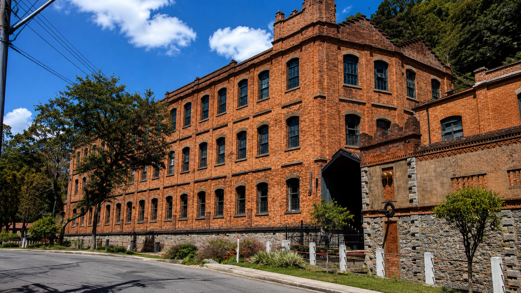 Fachada da histórica Fábrica São Pedro de Alcântara, em Petrópolis, prédio industrial criado no período de Dom Pedro II que será transformado em polo gastronômico e turístico.