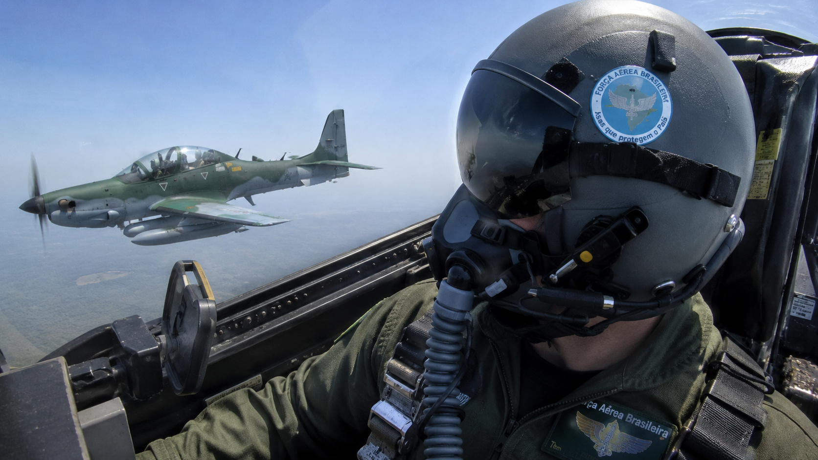 Caça da FAB interceptando aeronave durante operação militar no Amazonas.