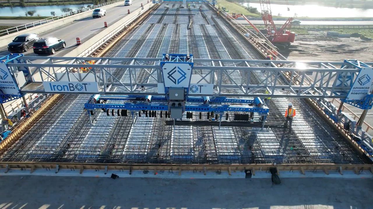 Robôs IronBOT e TyBOT automatizam vergalhões em pontes, com 2,2 t/h, 1.200 amarrações por hora e promessa de cortar prazos.