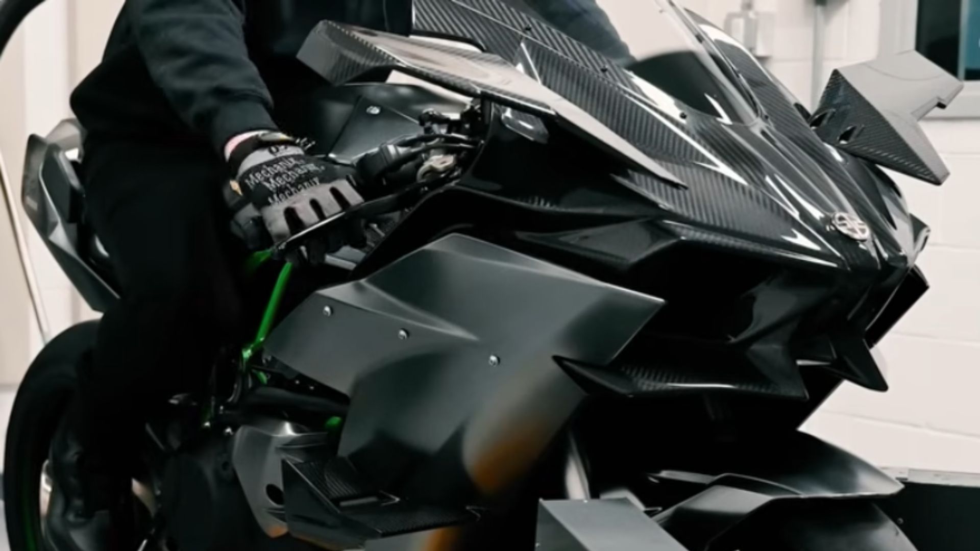 Operários montam manualmente uma Kawasaki Ninja H2 na fábrica da Kawasaki em Akashi, no Japão.