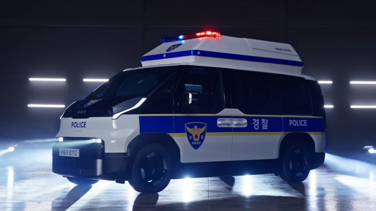 A Kia revelou a PV5, uma Viatura elétrica equipada com drone e inteligência artificial para patrulhamento. O modelo inicia testes em junho de 2026. Confira!