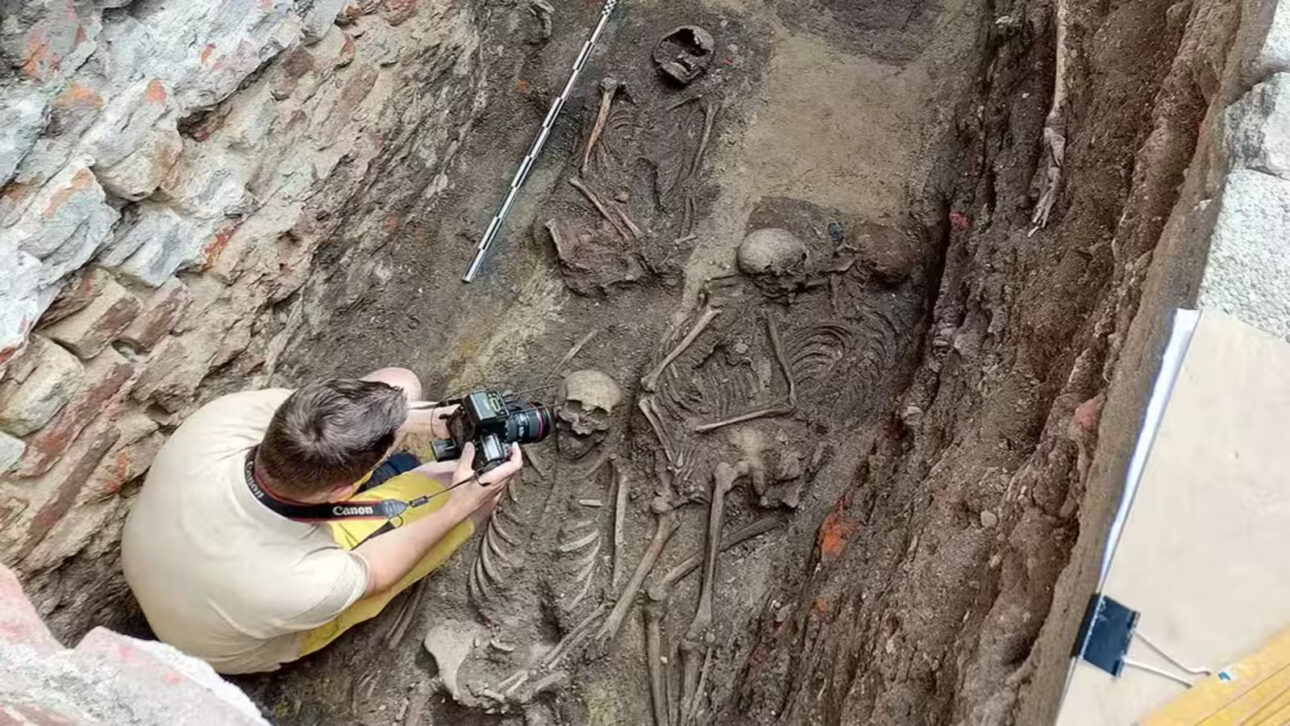 Esqueletos de 800 anos encontrados abraçados têm sua impressionante história revelada após resultados de DNA.