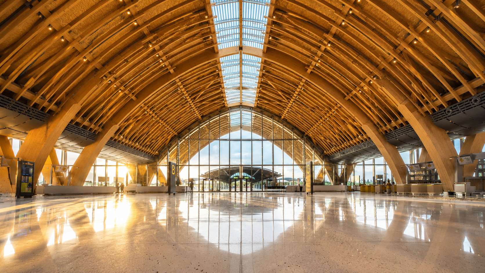 nas Filipinas um terminal de 65.500 m² ganhou arcos de madeira laminada e um teto que parece o casco invertido de um barco