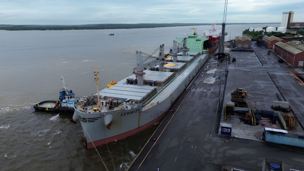 Navio que saiu dos Estados Unidos chega ao Brasil com quase 48 mil toneladas de petcoke, entrega carga industrial para CSN e Elizabeth Cimentos, bate recorde no Porto de Cabedelo e coloca a Paraíba em novo patamar na logística de granéis sólidos