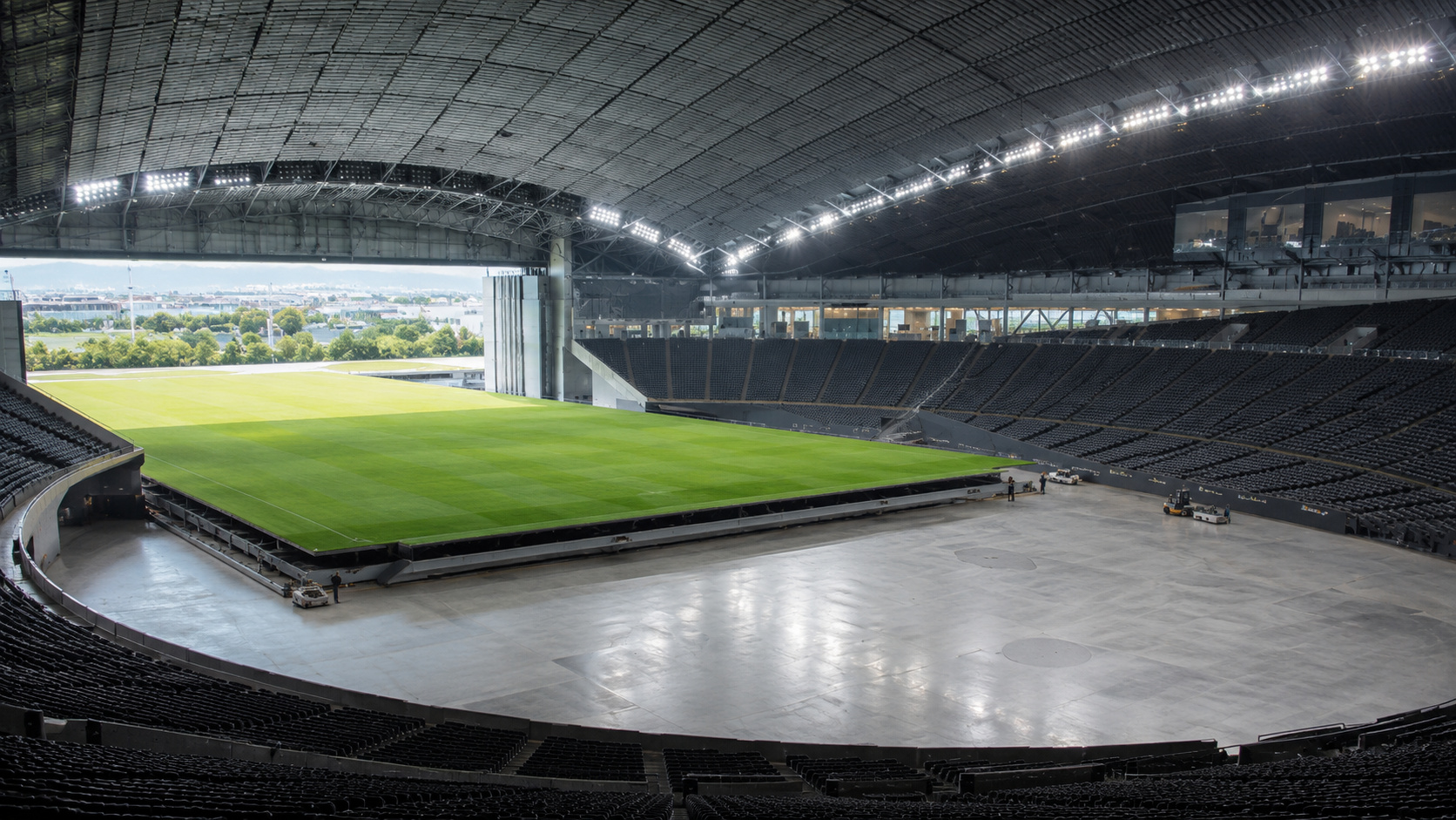 no Japão uma arena move um campo natural de 8.300 toneladas, faz a grama subir 7,5 centímetros por pressão de ar