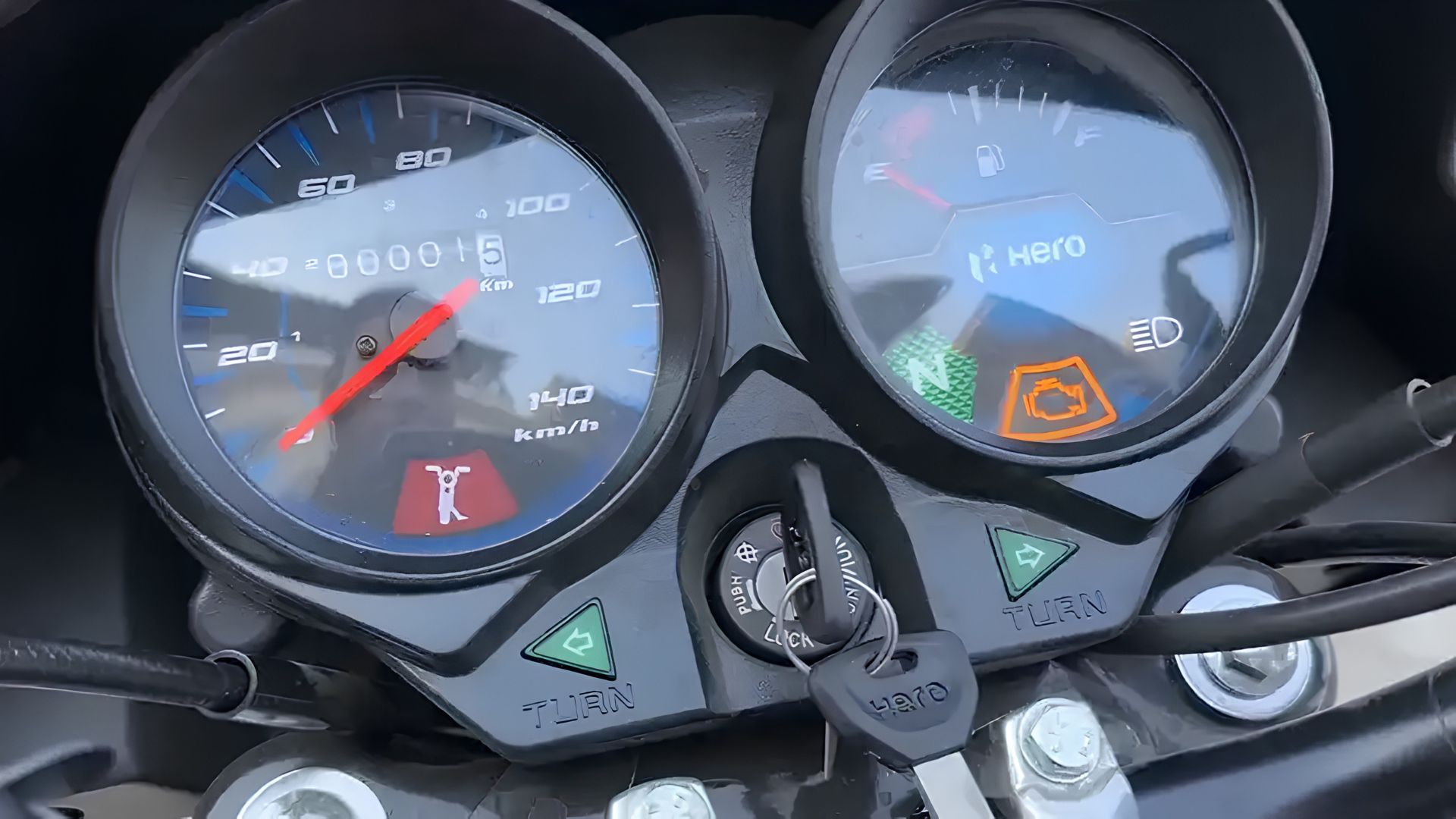 A moto 0 km que custa menos que muitos celulares premium faz até 70 km/l com mais de 600 km de autonomia, usa motor de 97 cc, pesa só 109 kg e mostra que motos "baratinhas" podem dominar o mercado global