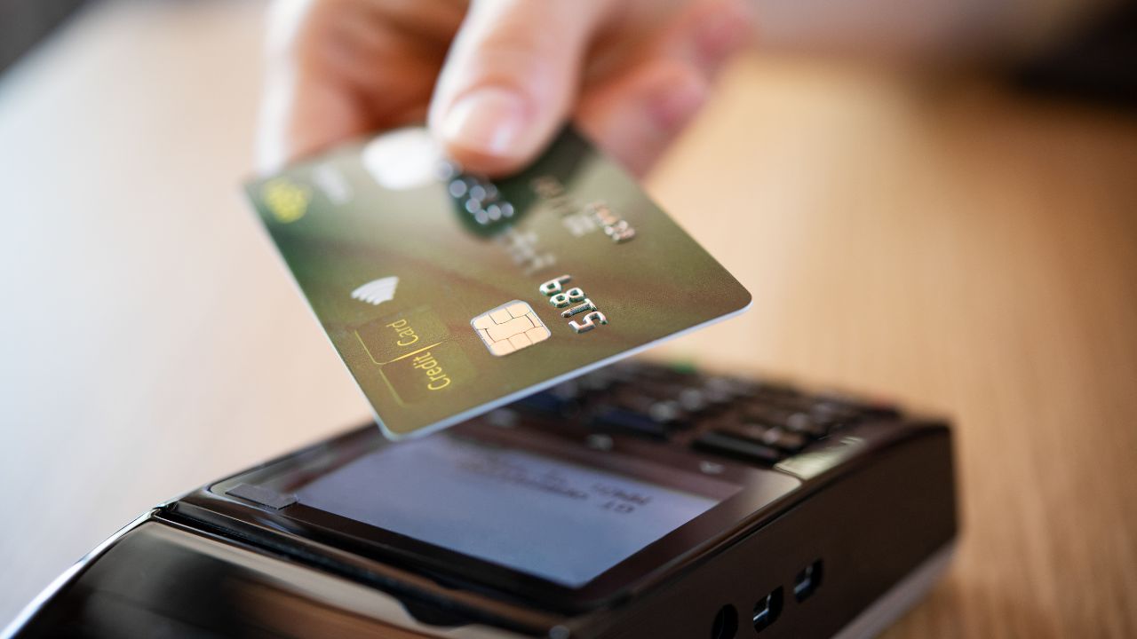 Paying the card bill with another card can prevent delays, but requires attention to fees, limits, and bank rules.