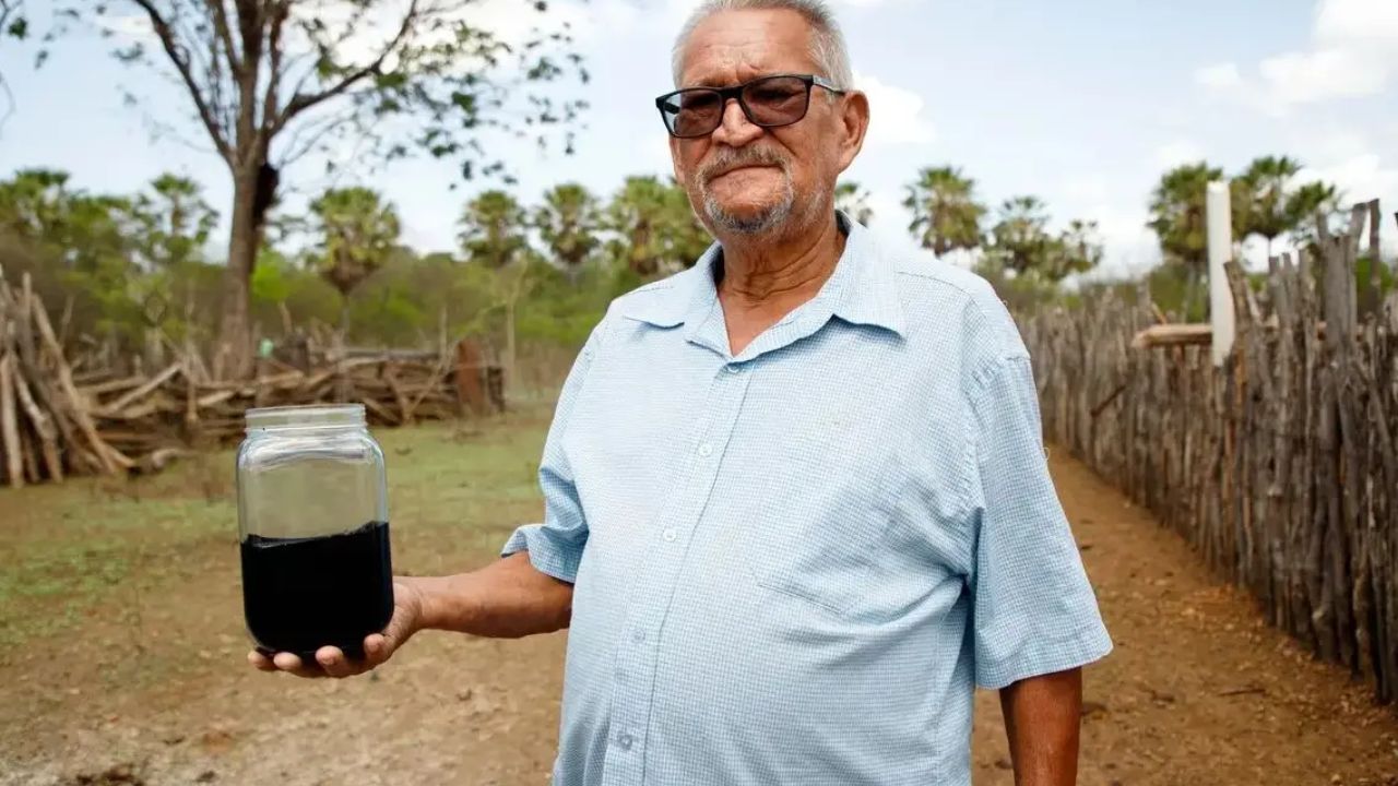 A ANP confirmou petróleo em um sítio em Tabuleiro do Norte (CE). O agricultor Sidrônio furava um poço artesiano quando encontrou o líquido negro em 2024.