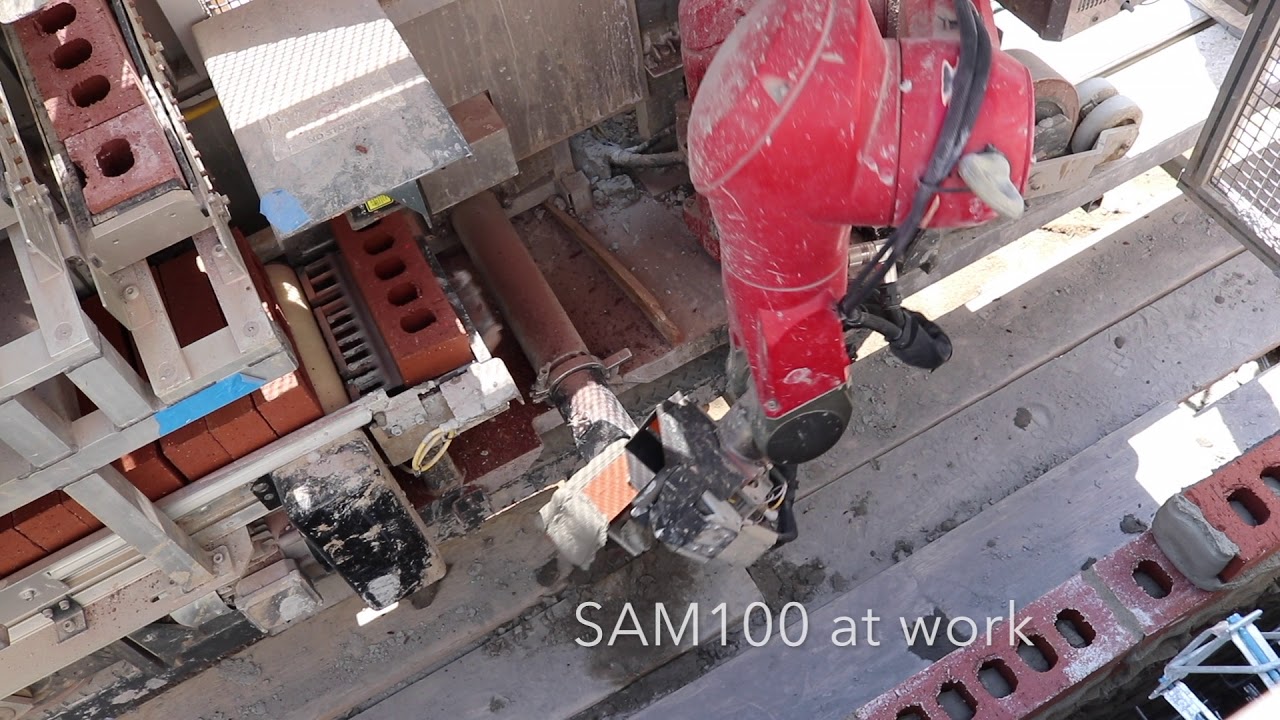 Robô SAM100 aplica argamassa, posiciona até 3.000 tijolos por dia e muda a alvenaria tradicional com operação semiautomatizada.