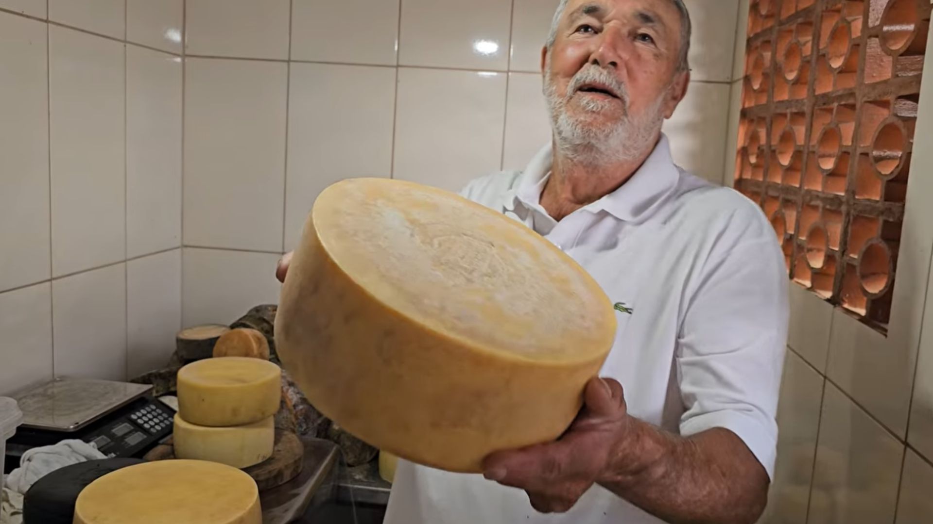 Sr. Jayr no alto da Serra do Condado com queijos artesanais premiados e paisagem rural ao fundo.
