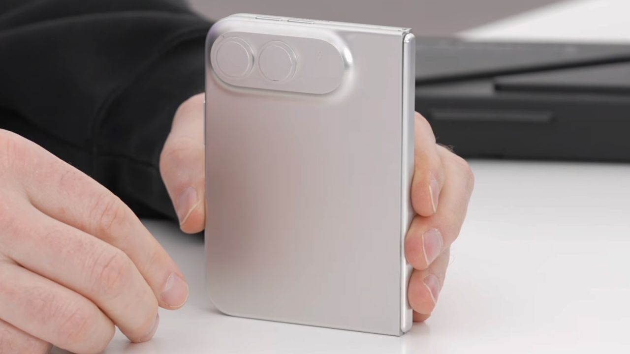 Um vídeo revelou o mockup do iPhone Fold com formato quadrado e tela interna que lembra um tablet. Confira os detalhes do possível lançamento da Apple para 2026.