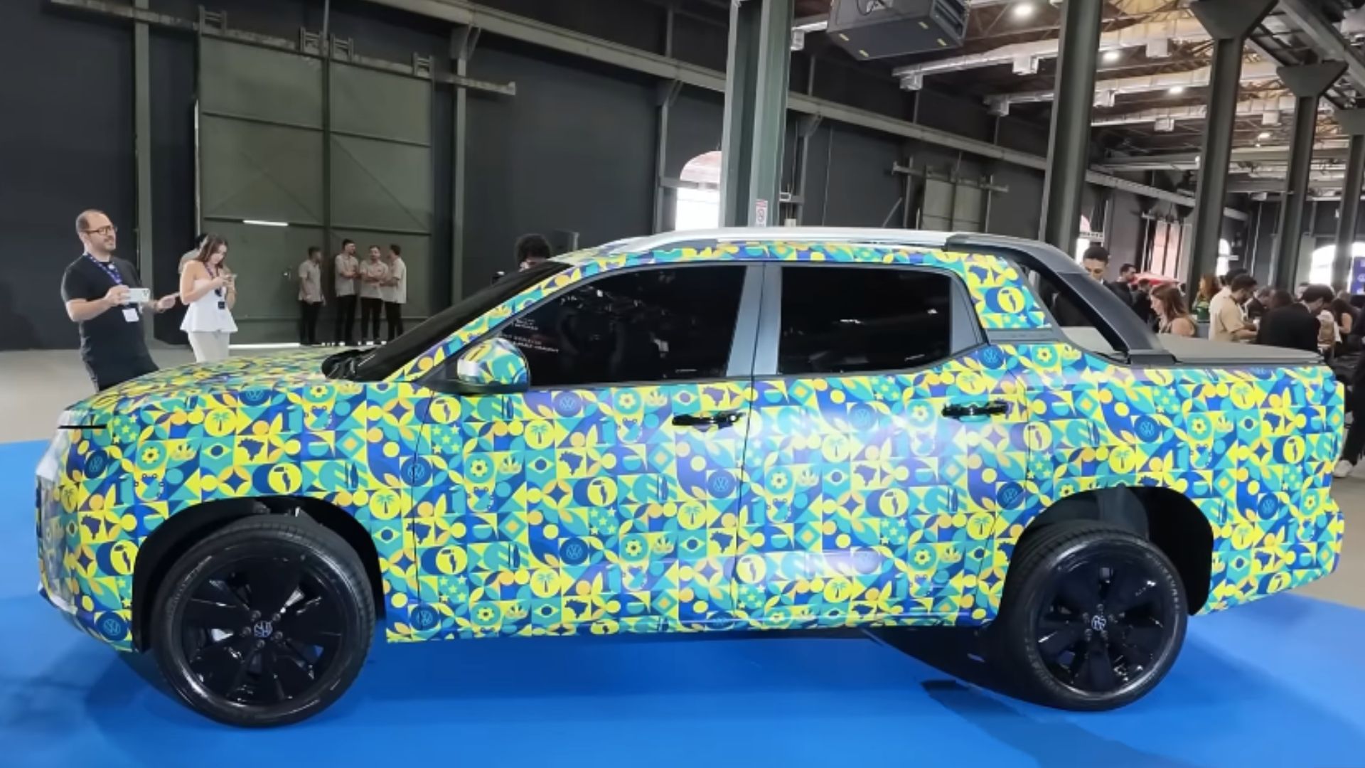 Volkswagen Tukan híbrida 2027 camuflada durante apresentação da nova picape nacional produzida no Paraná.