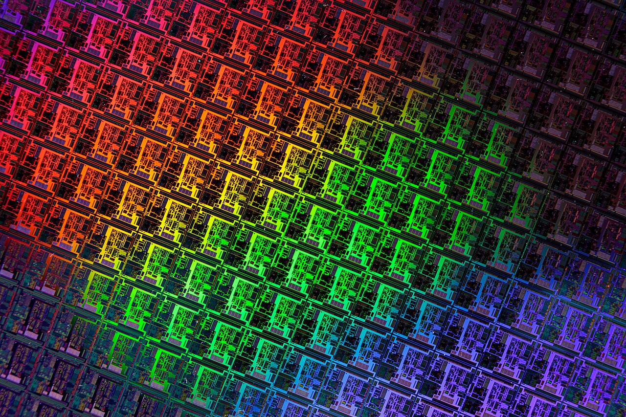 Wafer de silício para fabricação de semicondutores refletindo cores de arco-íris