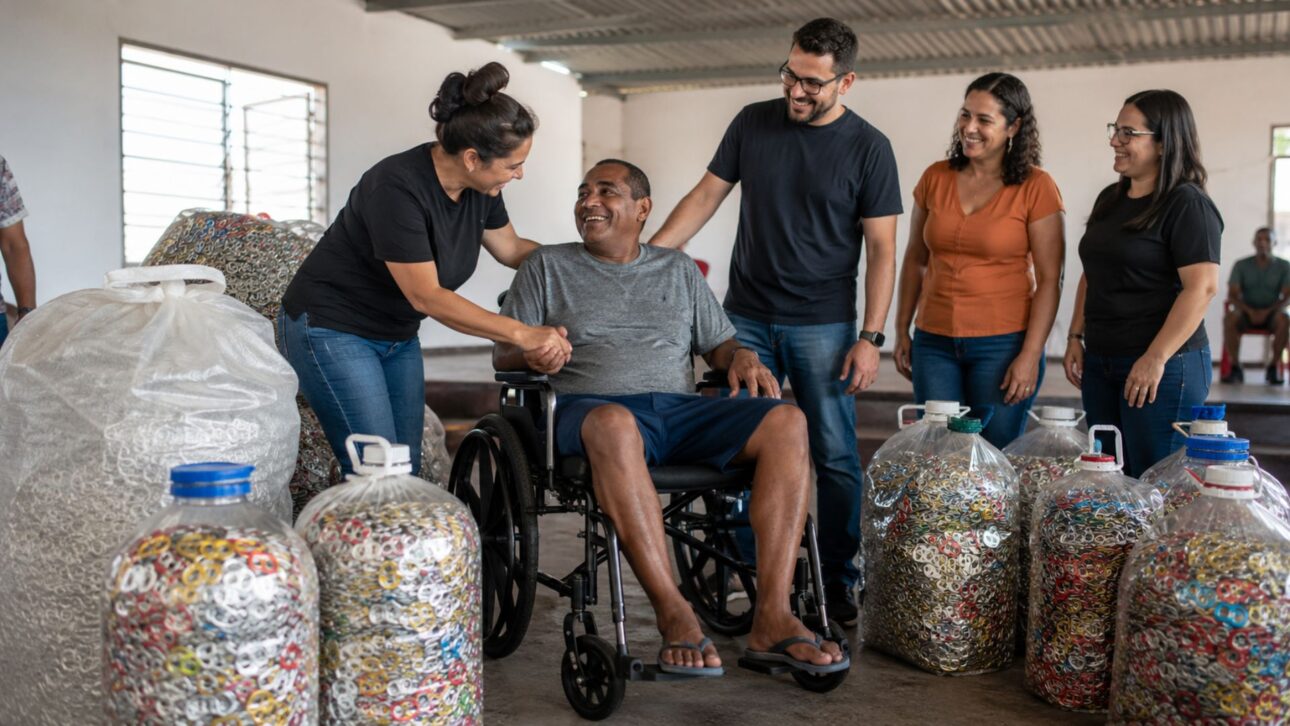 Criado em 2013, o Lacre do Bem já virou 1.060 cadeiras de rodas: a reciclagem de 102 t de lacres de alumínio em 2.550 pontos vira mobilidade no Brasil.