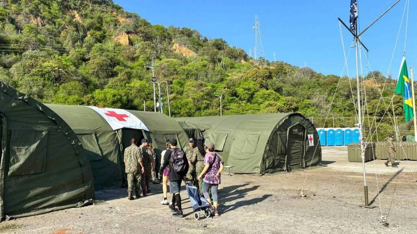 Marinha do Brasil monta primeiro hospital de campanha em La Guaira após terremoto na Venezuela, com 150 atendimentos por dia, 30 leitos, cirurgias de emergência e equipe preparada para resgates difíceis
