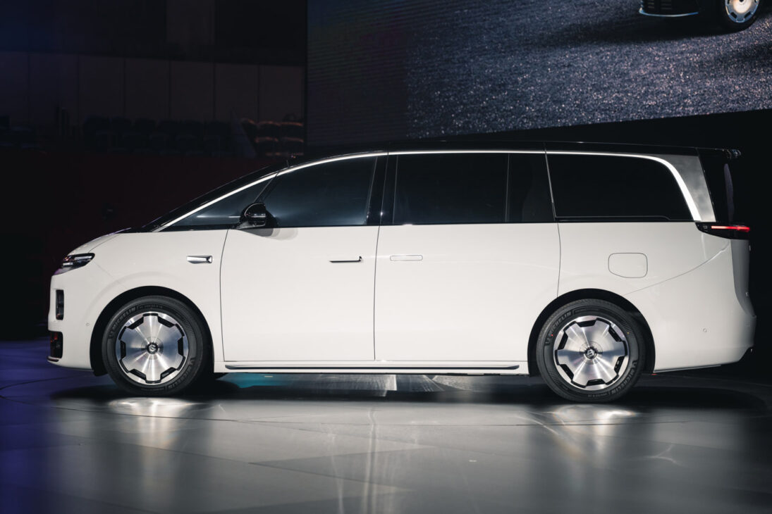 Adeus minivans tradicionais: a “Kombi chinesa” gigante da Leapmotor chega às lojas com 5,28 metros, bateria de até 115 kWh e versão elétrica de 720 km de autonomia para transformar o carro da família em uma sala executiva sobre rodas na China