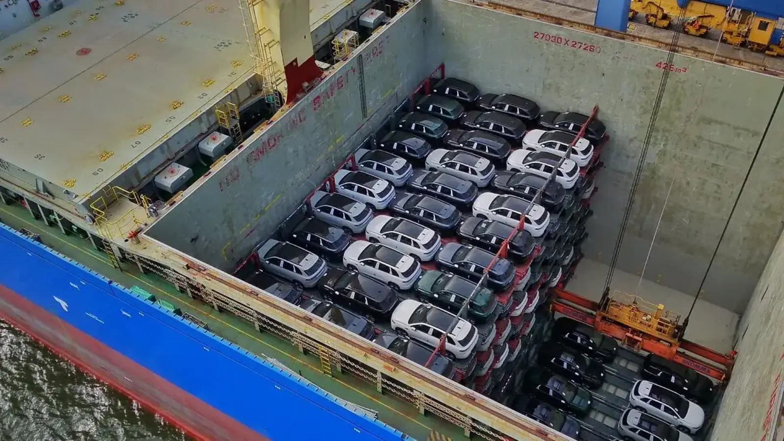 Leapmotor “empilha” mais de 700 carros em estruturas metálicas e usa guindastes para acelerar a chegada dos elétricos ao Brasil