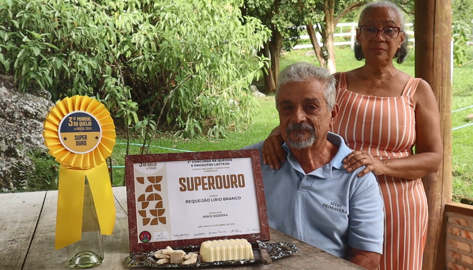 Casal troca cidade por fazenda em Minas e transforma leite em queijo artesanal premiado, com maturação, turismo rural e produção familiar. (Imagem: Reprodução)