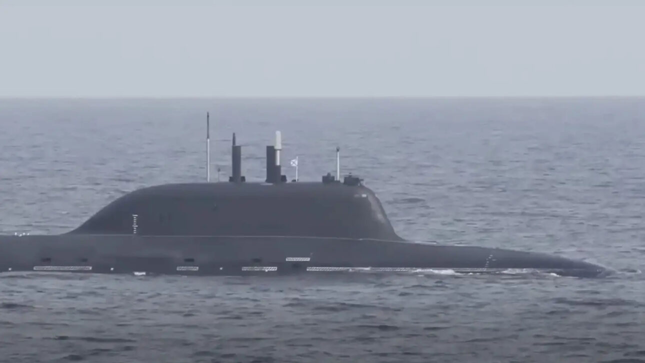 Submarino russo lança míssil