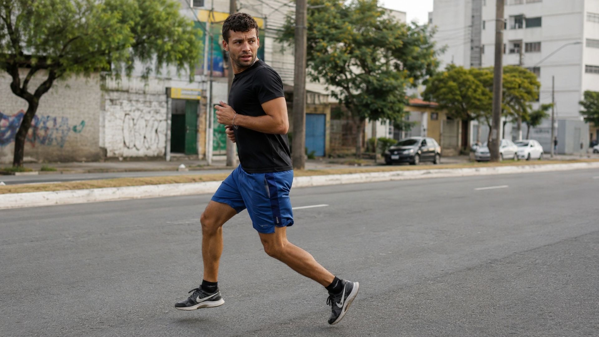 Moisés fez do correr de costas uma rotina inusitada: o Rei do Ré de Ponta Grossa cobre 5 km em 30 minutos de ré e virou fenômeno viral nas redes.