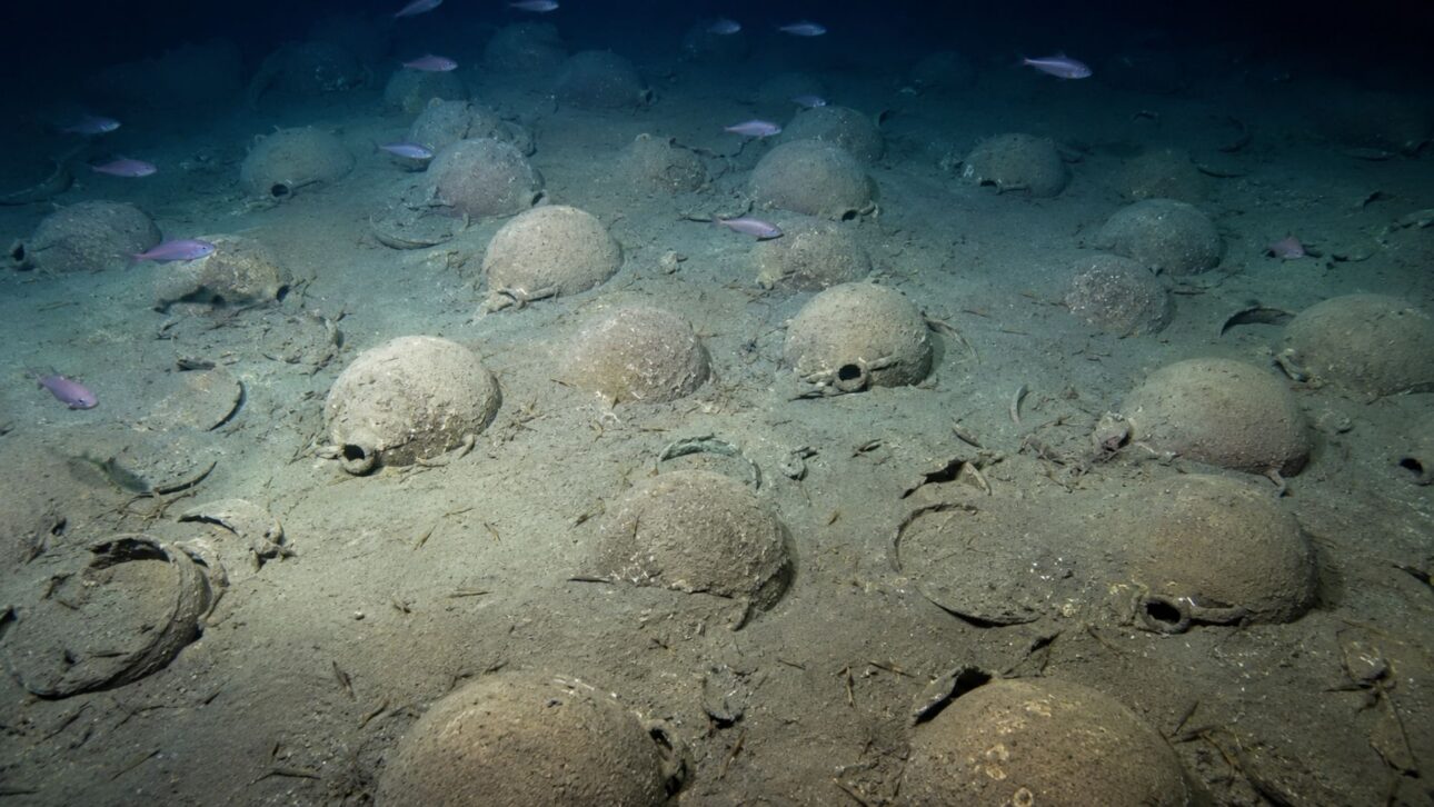 545 ânforas a 370 m no fundo do mar da Turquia: o naufrágio bizantino Knidos F revela rotas comerciais perdidas entre o Egeu e o Mar Negro, em estudo de 2026.