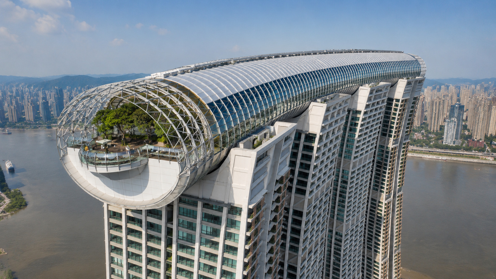 Edifício deitado na China impressiona ao ser suspenso a 250 metros de altura