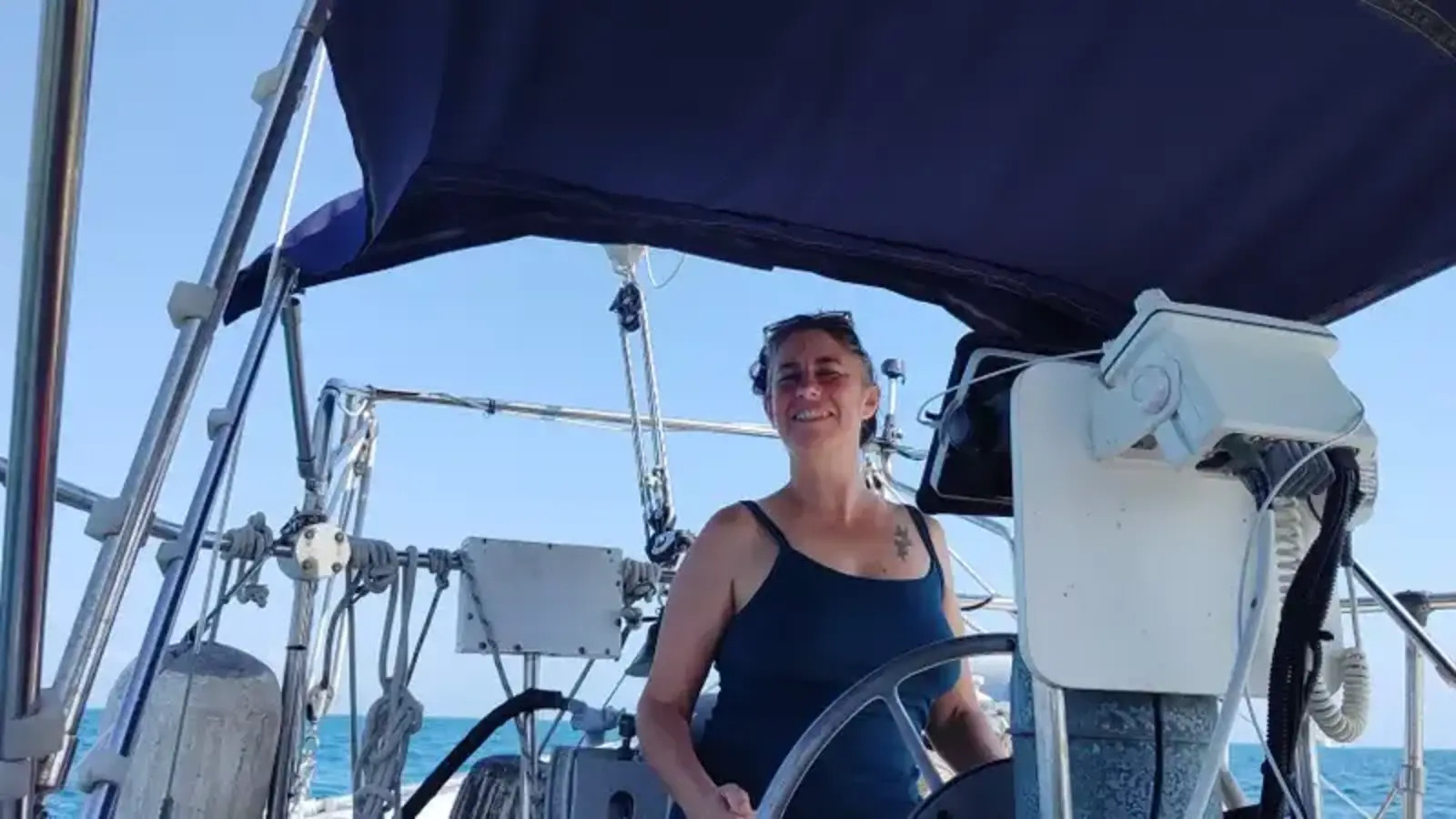Cansado de moradias caras, casal compra barco por US$ 1, transforma embarcação de 1970 em nova casa e passa quatro meses navegando da Carolina do Norte até a Flórida